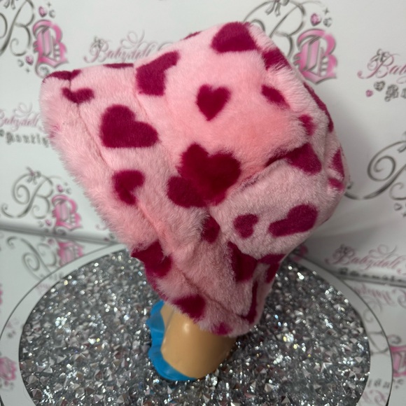 Hat hearts pink furry faux fur fuzzy bucket winter touque adjustable interior - Picture 3 of 9